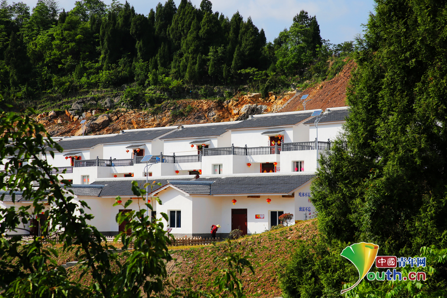 四川省广元市朝天区蒲家乡罗圈岩村易地扶贫搬迁安置点,一排排"别墅".