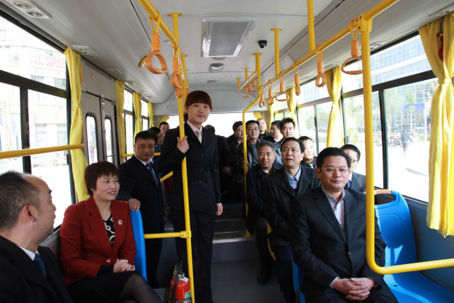 干部群众试乘坐城市公交