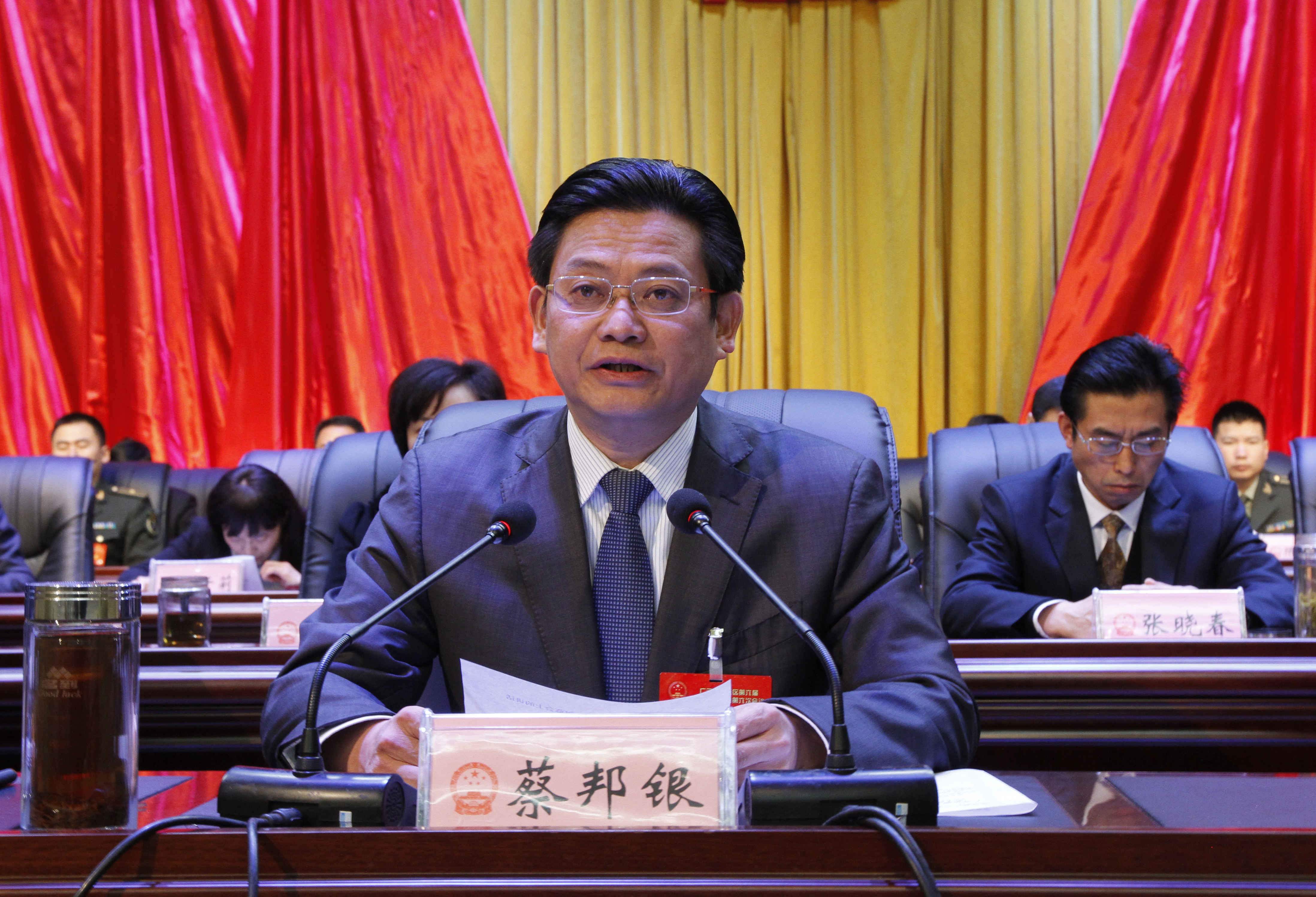 区六届人大六次会议胜利闭幕