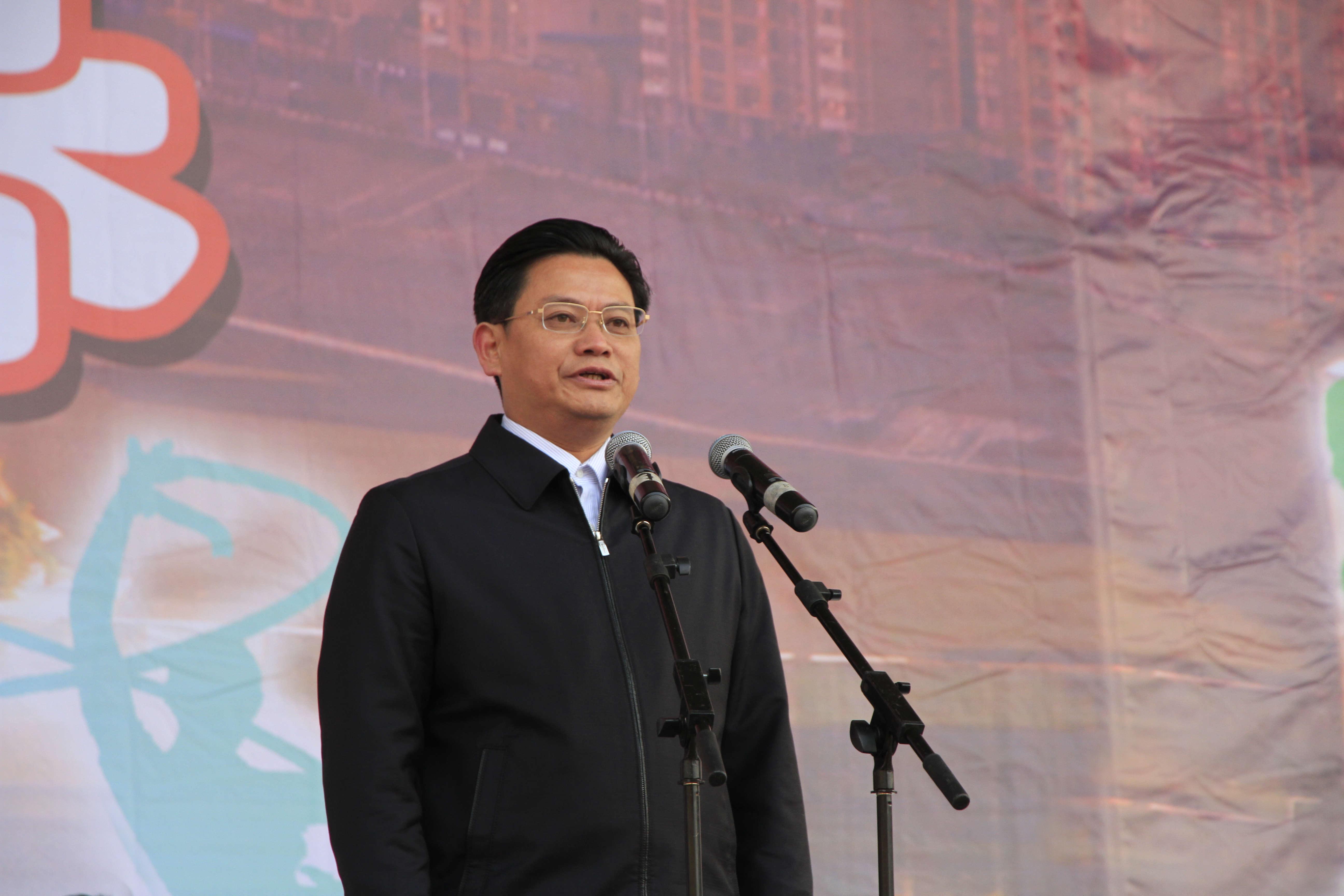 区委书记蔡邦银宣布朝天区第二届全民健身运动会开幕