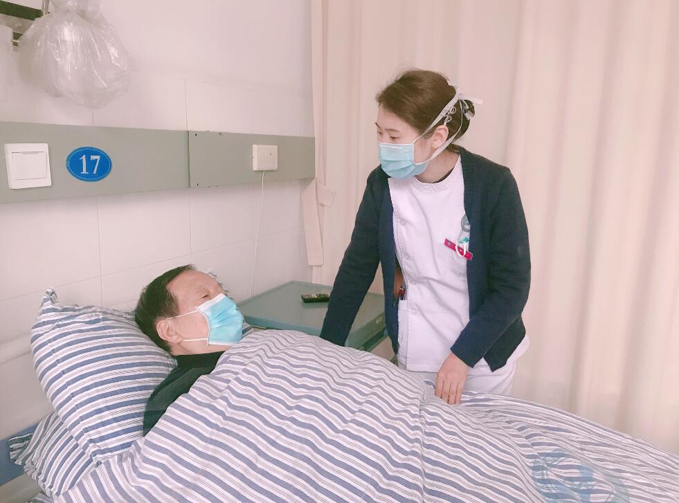 李萍为患者做心理疏导