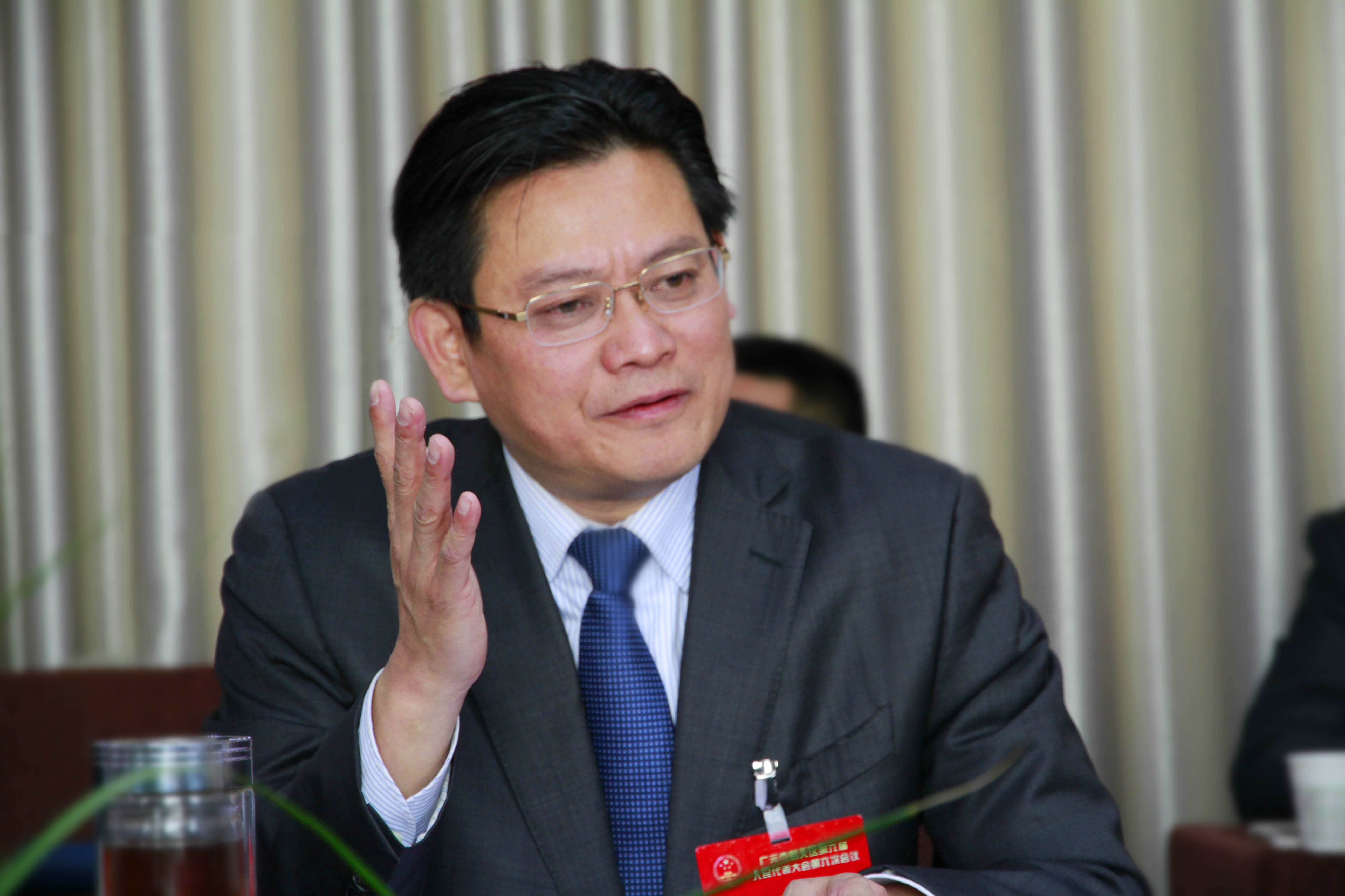 蔡邦银参加第五代表团审议一委两院报告