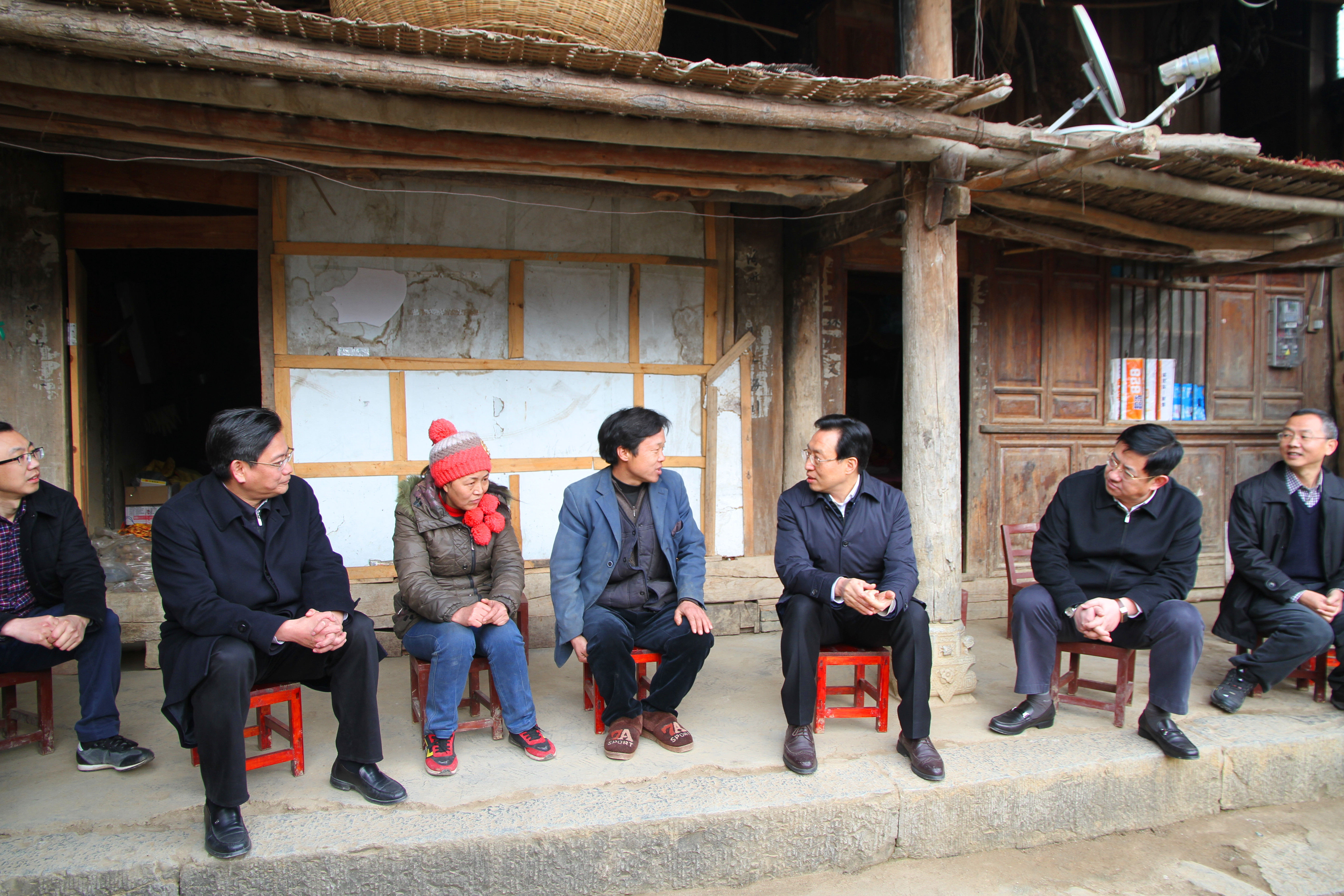 以工代赈办主任淳廷才,市疾控中心主任边恩元,区委书记蔡邦银参加活动